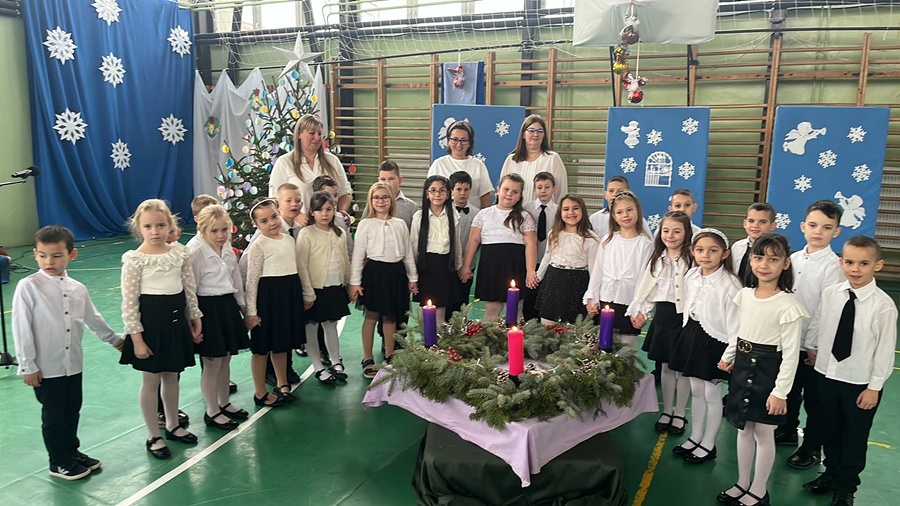 Meghitt karácsonyi ünnepség a hevesi katolikus iskolában